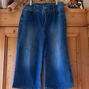 NYDJ Wide Leg Capri JEANS.   EUC